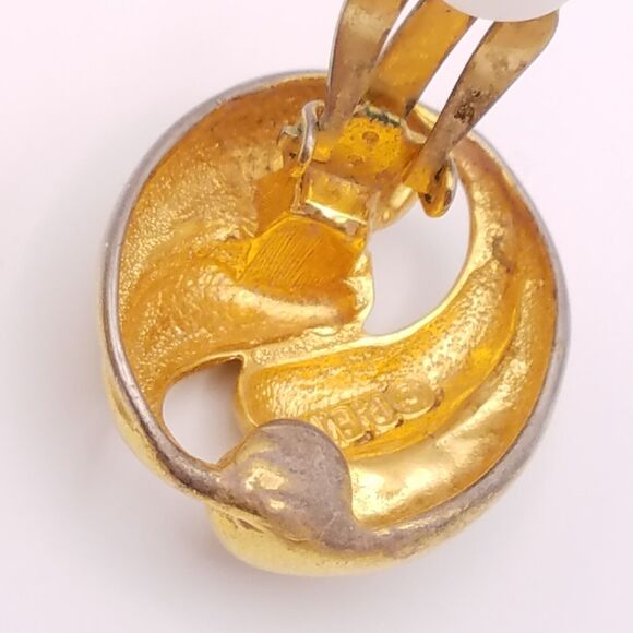 Erwin Pearl Clip On Earrings Gold Tone Oval Scallop Swirl Signed - Picture 6 of 7